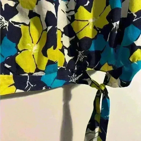 Anne Klein XL women’s top. Blue, green white with a tie at the waist EUC - Picture 3 of 4